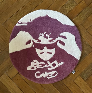 Runder selbstangefertigter Teppich mit dem Schriftzug "sexy" und dem DJ Cargo als Motiv