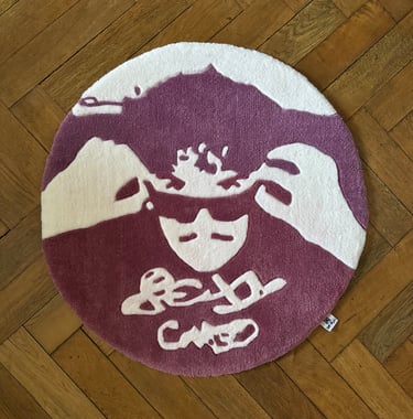 Runder selbstangefertigter Teppich mit dem Schriftzug "sexy" und dem DJ Cargo als Motiv