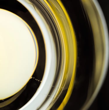 fond de verre de vin blanc en mouvement vu de dessus