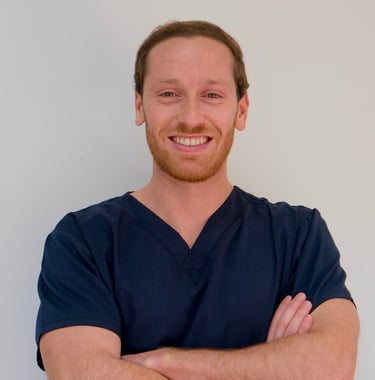 Dr. Manuel Sobral, especialista em restaurações estéticas na clínica médica e dentária em Setúbal.