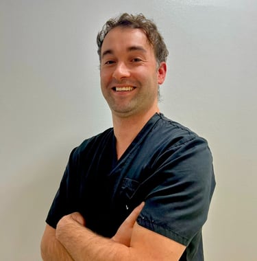 Dr. Ricardo Valente, especialista em implantologia e reabilitação oral na clínica médica e dentária