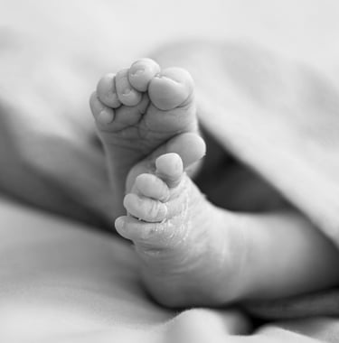 Detall dels peus d'un bebè nounat en una sessió de fotos newborn a Girona en estudi fotogràfic