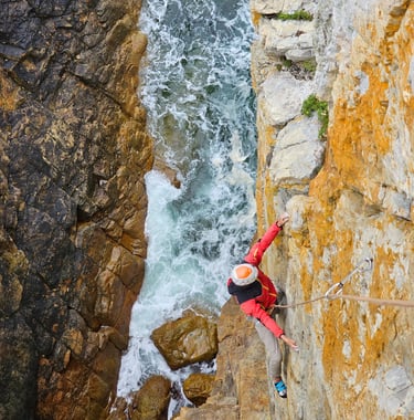 un grimpeur escalade à pen hir sur une falaise de Bretagne.