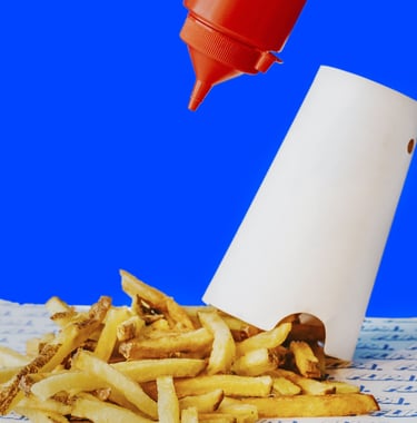 Patates fregides casolanes de Flipa amb ketchup sobre fons blau
