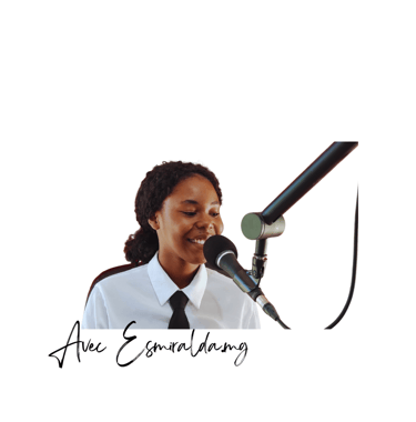 Une fille qui enregistre un podcast avec un micro 