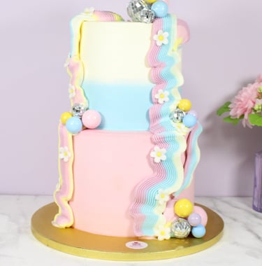 Tarta personalizada de dos pisos con diseño moderno en tonos pastel, creada en Madrid