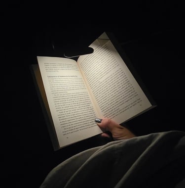 Agustina Flores leyendo en la oscuridad