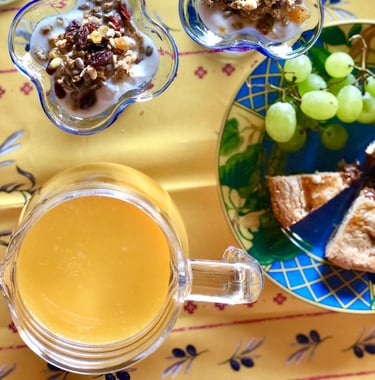 Petit déjeuner, Chambre d'hôte, Plazac, Périgord, Dordogne, France.