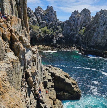 Groupe en stage d'escalade à pen hir. Escalade en grandes voies en Bretagne.