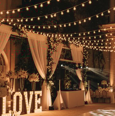 Beleuchtete Hochzeitsszene, im Hintergrund Technik-Setup mit DJ Pult