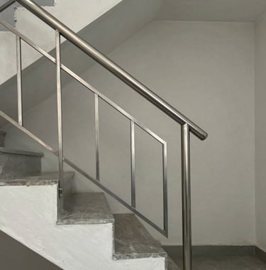 Corrimão em inox sob medida com acabamento premium para projeto residencial moderno