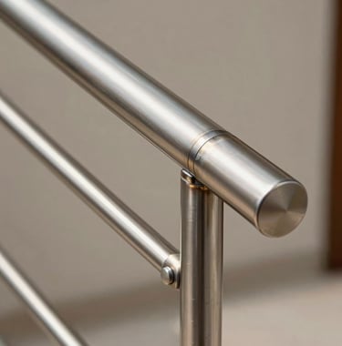 A close-up photography of a custom inox handrail with perfect welds, showcasing the technical mastery and premium finish characteristic of Heisis products in a South American modern residence.