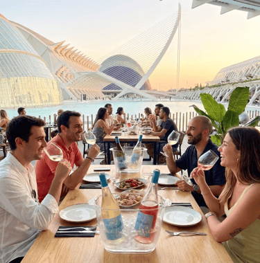 Copa de vino Cola de Gallo en la terraza del restaurante Contrapunto, Ciudad de les Arts.
