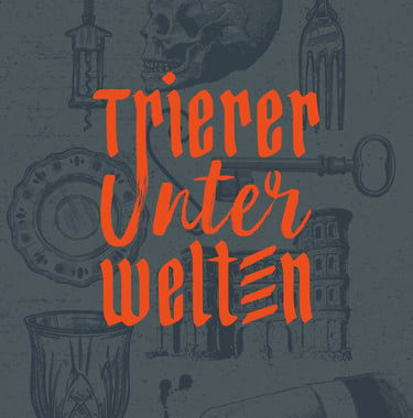 Das orange Logo der Trierer Unterwelten auf blauem Hintergrund mit dunkelblauen Silberstichen