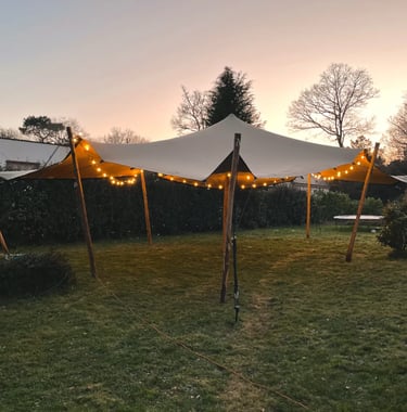 tente de réception stretch en couché de soleil, éclairage 