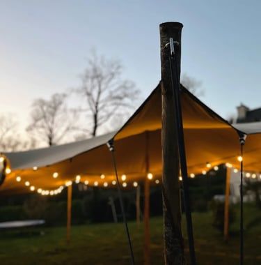 poteau tente stretch, tente nomade dans jardin pour mariage