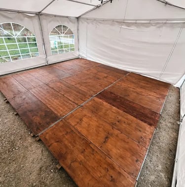 plancher de réception sous un barnum pour événement