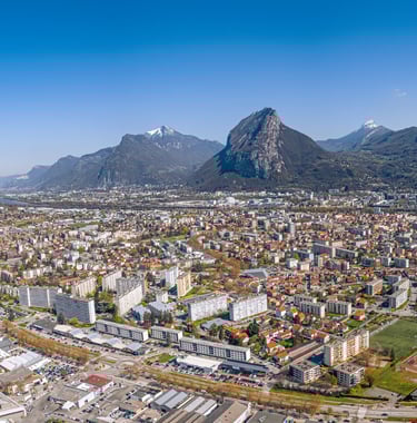 Ville de Fontaine vue de drone, Isère, Auvergne Rhône Alpes, France. Vue sur les montagnes.