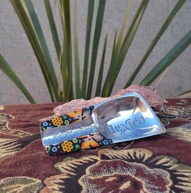 cenicero de pewter y arte huichol