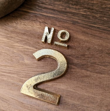 fundicion en bronce y laton, numeros para hotel en metal