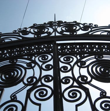 Portail de garage en fer forgé noir