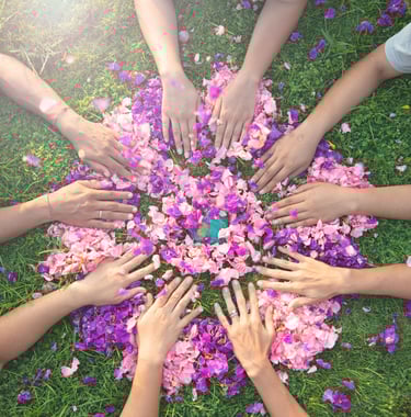 Circulo de manos de mujeres y flores