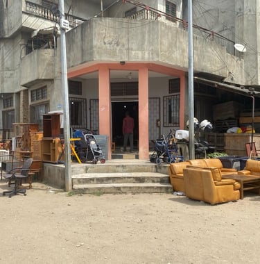 Devanture de la boutique d'Emmaüs Pahou où sont vendus les objets du bric-à-brac