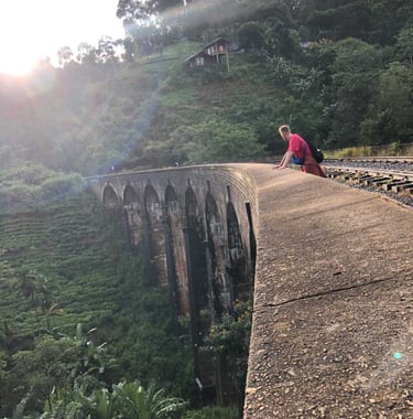 mężczyzna na moście, Nine Arches Bridge, Sri Lanka