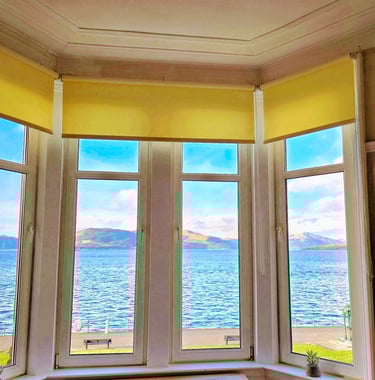 A large bay at Gourock Seaview Holiday Let with a with a view of the ocean