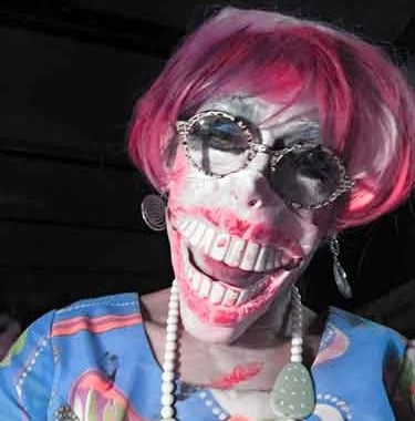 David Noir • une femme avec d'immenses dents et des cheveux rouges