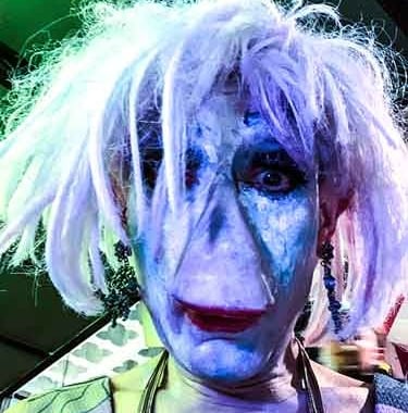 David Noir • une femme sans nez aux cheveux blanc et au teint bleuté