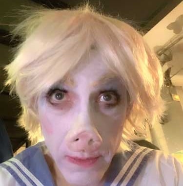 David Noir • une jeune truie blonde au regard candide