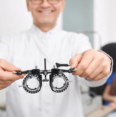 oculista en la serena listo para recetar lentes