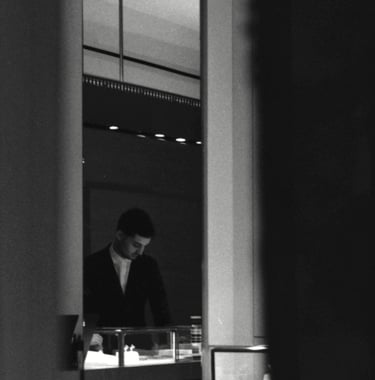 un homme en costume dans une boutique de bijoux