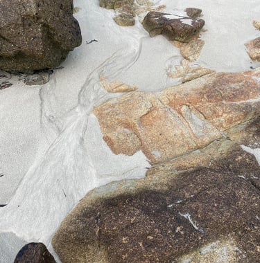 plage de sable avec quelques rochers