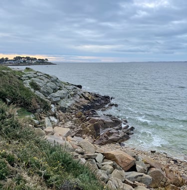 paysage côtier breton avec mer et rochers