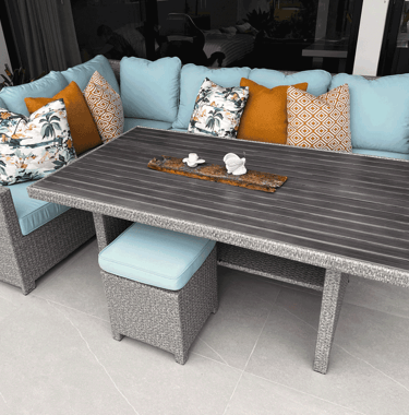 Muebles de terraza con cojines coloridos y estilo acogedor | KARÄNA