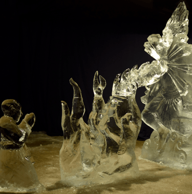 escultura de hielo de una persona entrando en su interior