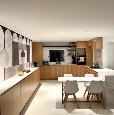 Cuisine moderne ouverte avec îlot central bois et plan de travail blanc - nettoyage particuliers