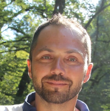 « Portrait de Damien Jean, coach spécialisé en relation à soi, sophrologue à Damprichard haut doubs>