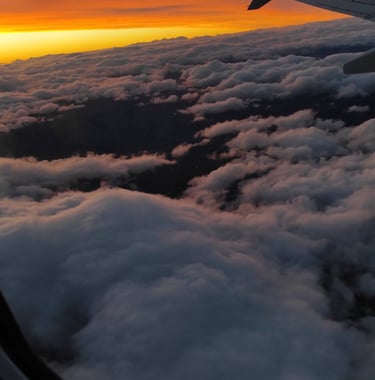 Agustina Flores viajando en avión