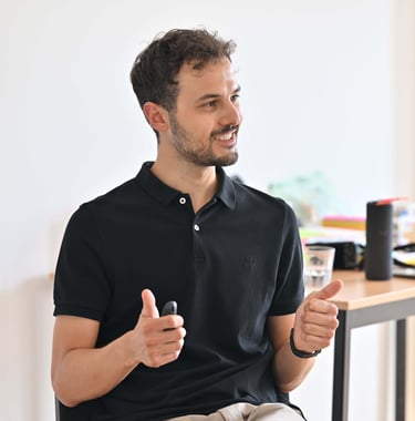 Klimapsychologe Fabian Hirt in einer Beratung eines Unternehmens zu Kimapsychologie