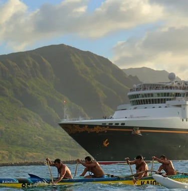 barco disney wonder navegando en aguas hawaiianas
