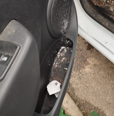 Porte intérieure de voiture sale avant nettoyage