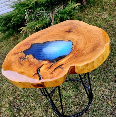 Alksnio medienos kavos staliukas su epoksido užpildu ir metalinėmis kojomis.