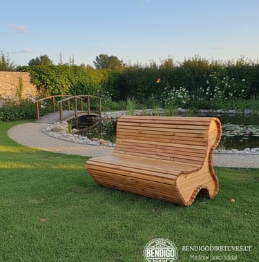 Vartomas medinis lauko suoliukas, sėdimas iš abiejų pusių