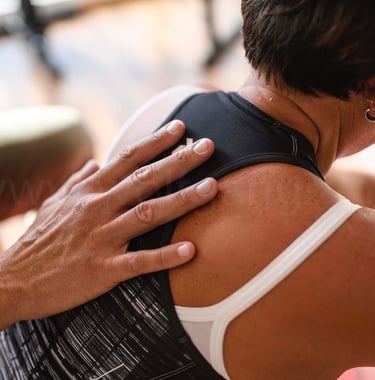 Therapeutenhand auf Patientenrücken