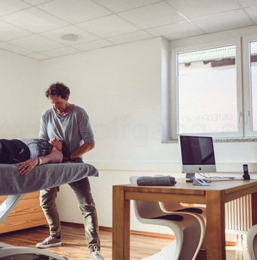 Behandler an der Behandlungsliege