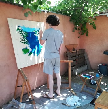 un homme qui peint dans un jardin