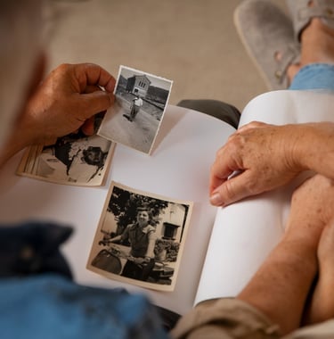 deux personnes regardent un album phot de leurs ancêtres - transgenerationnel nantes